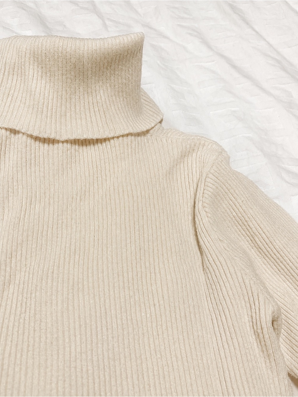 Basic White Ribbed Turtleneck Top - Picture 2 of 4